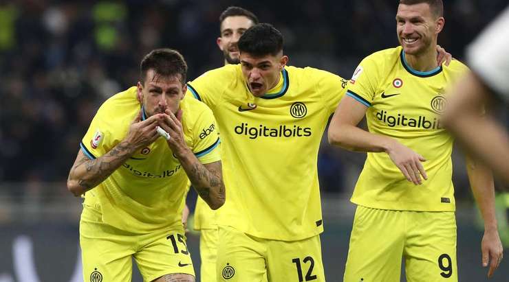 Francesco Acerbi (Inter) chọn vị trí tốt để đón một đường bóng bật ra bên ngoài vòng cấm và dứt điểm với một cú đánh đầu hiểm hóc, khiến thủ môn chỉ biết chôn chân đứng nhìn!