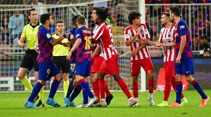 Sau tiếng còi kết thúc hiệp một, Luis Suarez (Barcelona) nhận một chiếc thẻ vàng vì hành vi phi thể thao. Anh ấy lẽ ra nên đi thẳng vào phòng thay đồ thay vì vậy.
