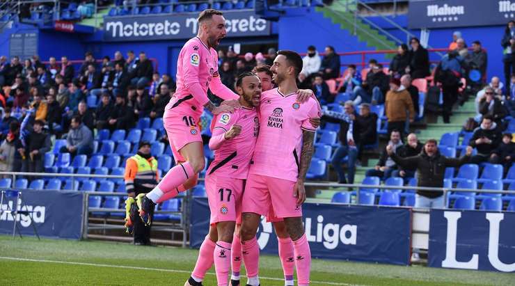 Vào! Enes Unal (Getafe) đã không do dự tung cú sút ngay ngoài vòng cấm. Đó là một cú sút căng tuyệt đẹp vào góc cao bên phải khung thành, đánh bại thủ môn đối phương.