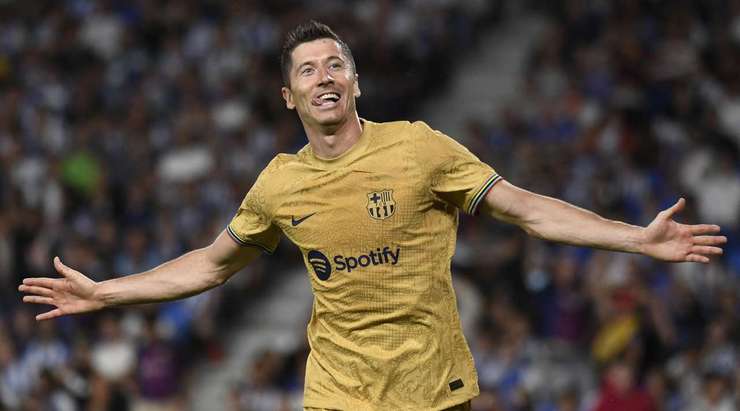 Một bàn thắng đẹp mắt! Ansu Fati chuyền bóng cho Robert Lewandowski (Barcelona), người đang đứng ở một vị trí trống trải trong vòng cấm để cầu thủ này có một cú sút một chạm, đưa bóng vòng qua người thủ môn Alex Remiro và đi vào góc thấp bên phải mành lưới. Tỉ số là 1:3.