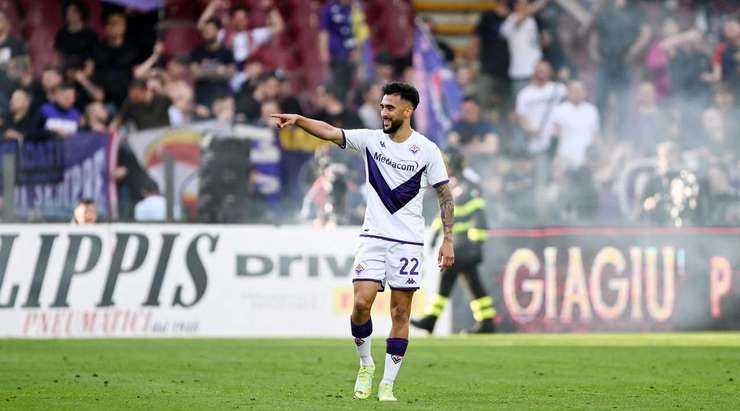 Nicolas Gonzalez (Fiorentina) bật lên đón quả tạt và tung cú đánh đầu chính xác đi chìm vào phía trong cột dọc bên phải.