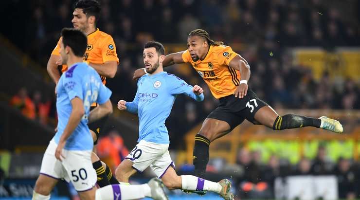 Vào! Adama Traore (Wolves) len lỏi qua các cầu thủ đối phương trước khi tung một cú sút tuyệt diệu từ rìa vòng cấm vào góc thấp bên trái mành lưới. Thủ môn Claudio Bravo đã không có cơ hội nào để chạm vào quả bóng. Tỉ số là 1:2.