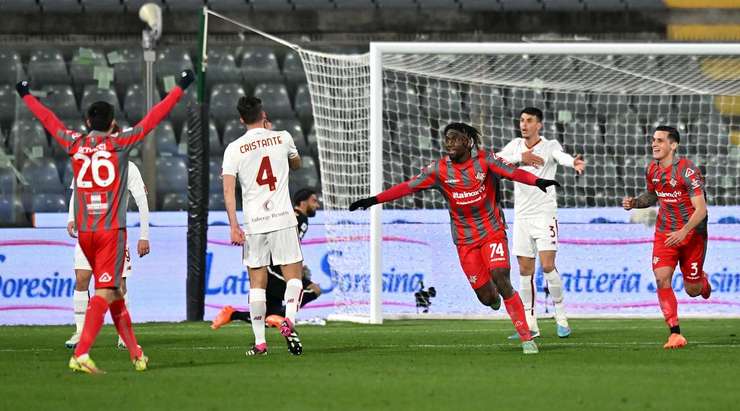 Vào! Frank Tsadjout (Cremonese) đã không do dự tung cú sút ngay ngoài vòng cấm. Đó là một cú sút căng tuyệt đẹp, đánh bại thủ môn đối phương.
