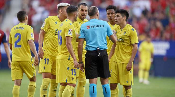 Tomas Alarcon (Cadiz) lẽ ra phải cẩn thận hơn. Anh ấy phạm lỗi xấu và nhận chiếc thẻ vàng thứ hai và bị đuổi!