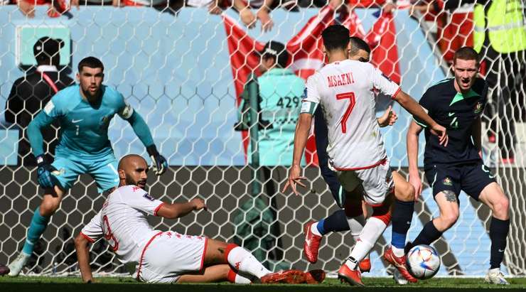Youssef Msakni (Tunisia) tăng tốc vượt qua một vài cầu thủ đối phương và dứt điểm ngay từ rìa vòng cấm, nhưng cú sút của anh đã bị phá ra ngoài.