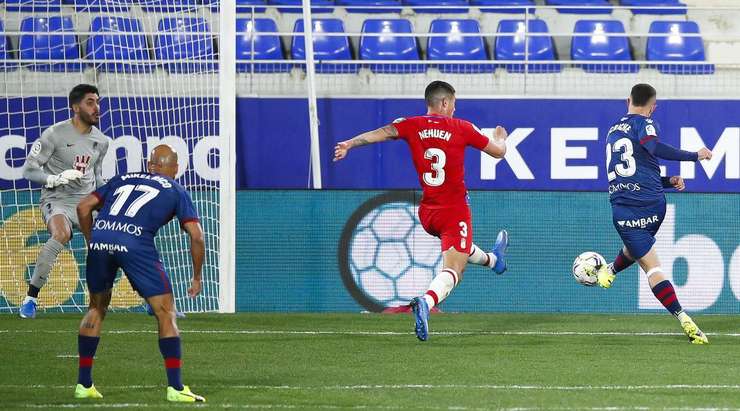 Daniel Escriche (Huesca) tận dụng thành công quả tạt sắc bén của đồng đội bằng một cú sút đẹp mắt vào góc cao bên phải khung thành.