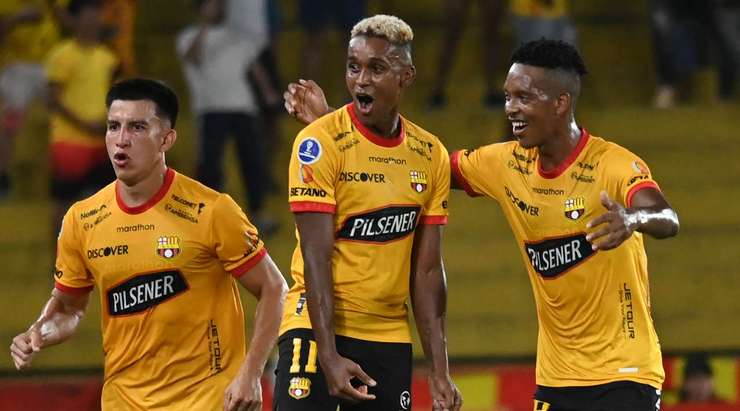 Vào! Fidel Martinez (Barcelona SC) đã có mặt đúng lúc đúng chỗ để lấy bóng bật ra trong vòng cấm, và anh ấy sút bóng vào bên trái khung thành. Tỉ số là 1:0.
