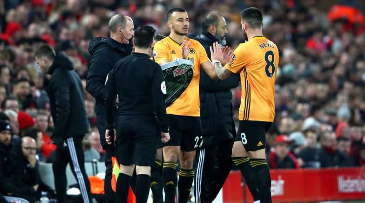 Bây giờ là sự thay đổi người. Romain Saiss (Wolves) được tung vào sân để thay cho Ruben Neves.
