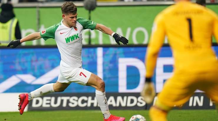 Florian Niederlechner (Augsburg) đi bóng lắt léo vào vòng cấm và tung một cú sút chìm về phía cột dọc bên phải, nhưng thủ môn đã có một pha cản phá xuất sắc.