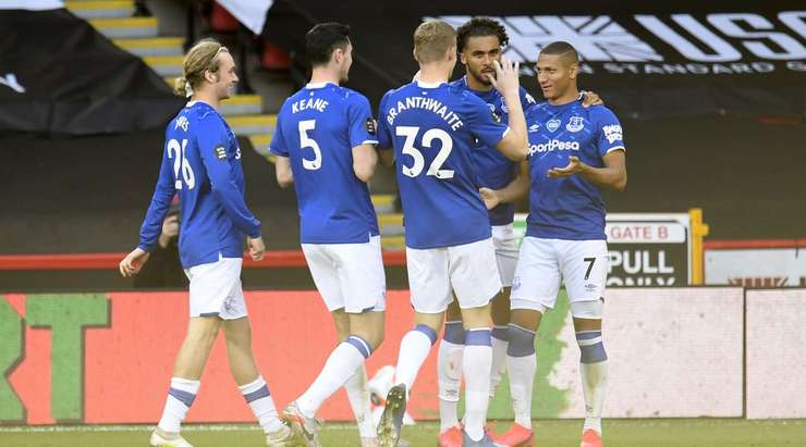 Richarlison (Everton) đang ăn mừng một bàn thắng đẹp mắt! Cầu thủ này chiến thắng trong pha không chiến và đánh đầu quả đá phạt vào góc trái cầu môn. 0:1!