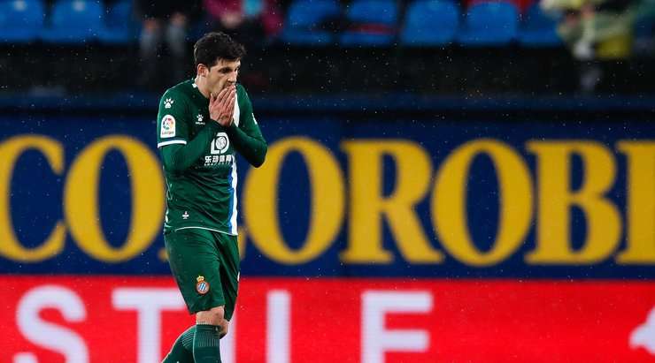 Javi Lopez (Espanyol) phải rời khỏi sân vì anh ấy nhận một chiếc thẻ đỏ từ trọng tài.