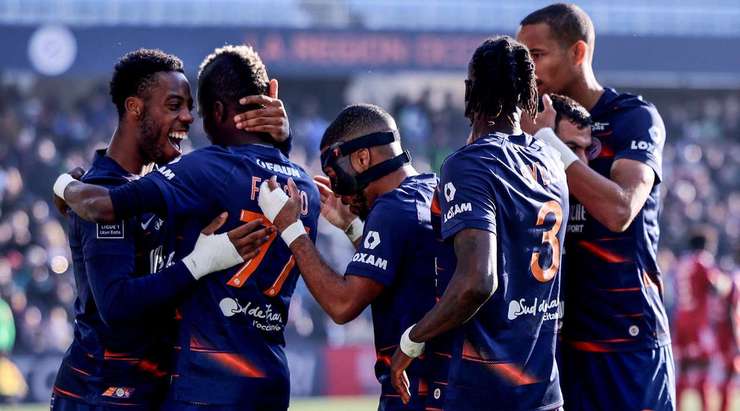 Elye Wahi (Montpellier) nhận một đường chuyền thú vị trong vòng cấm và làm tung lưới một cú sút chìm hoàn hảo vào chính giữa khung thành. Một pha dứt điểm lạnh lùng!