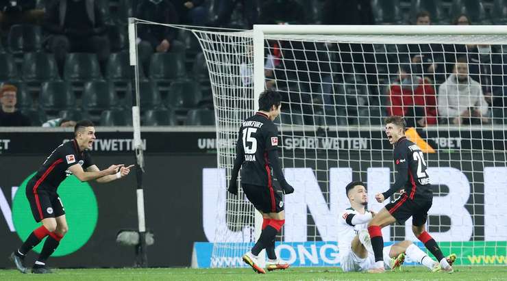Vào - 1:2! Obite Evan N'Dicka chuyền bóng như đặt cho Jesper Lindstrom (Eintracht Frankfurt), người có một cú sút từ cự ly gần vào góc cao bên phải khung thành, đánh bại thủ môn.