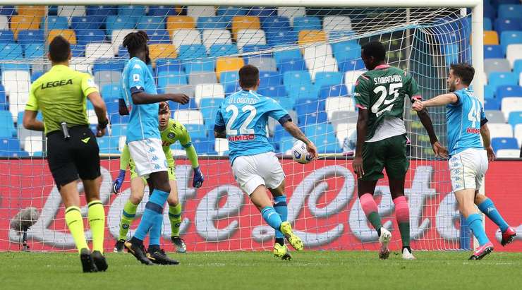 Simy (Crotone) chuyển hóa quả tạt sắc bén của đồng đội bằng một cú sút chìm hiểm hóc vào góc thấp bên phải khung thành! Một pha dứt điểm xuất sắc!