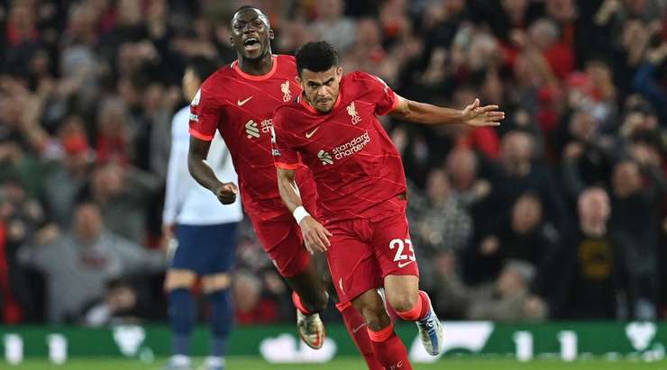Bóng đã đi vào lưới! Luis Diaz (Liverpool) thử vận may của mình từ rìa vòng cấm và thần may mắn đã mỉm cười khi cú sút của anh đi trúng một cầu thủ khác và đổi hướng, khiến thủ môn Hugo Lloris không kịp trở tay. Tỉ số đã được nâng lên 1:1.