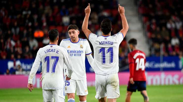 Vào! Marco Asensio (Real Madrid) vừa có bàn thắng theo một cách không thể dễ dàng hơn: đưa vào lưới trống từ cự ly rất gần sau khi bóng bị bật ra từ thủ môn. Tỉ số là 1:2.