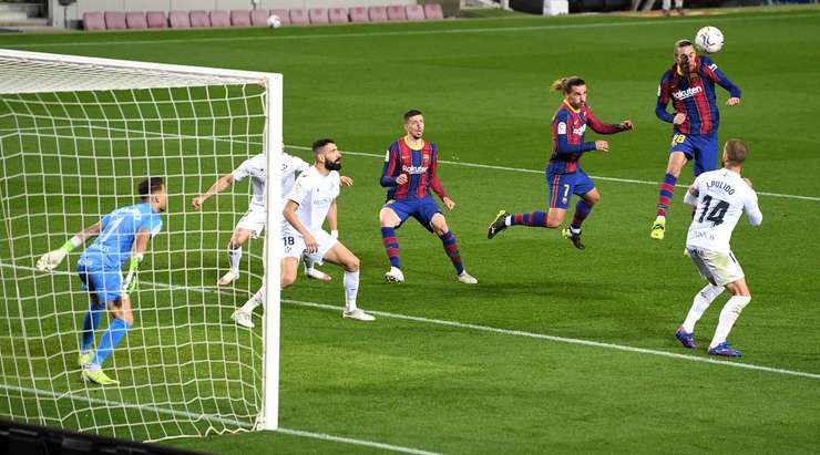 Oscar Mingueza (Barcelona) bật lên đón quả tạt và đánh đầu hiểm hóc vào mé trong cột dọc bên phải.