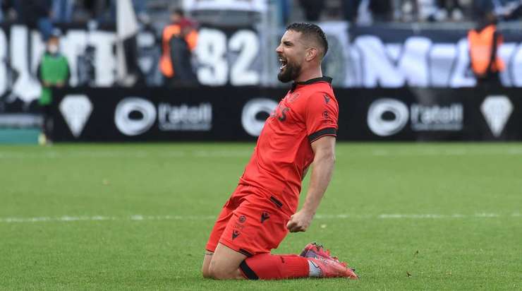 Vào! Andy Delort (Nice) thể hiện nền tảng kỹ thuật tuyệt vời của mình với một cú sút một chạm từ ngay bên ngoài vòng cấm, bóng đi vào sát mép trong cột dọc bên phải. Tỉ số là 1:2.