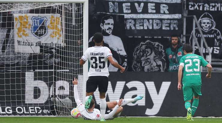 Jonas Hofmann (B. Monchengladbach) khống chế bóng gọn gàng từ một đường chuyền sắc sảo tại rìa vòng cấm và tung cú sút căng vào vào góc thấp bên phải khung thành, theo một phong cách đã thành thương hiệu của anh.