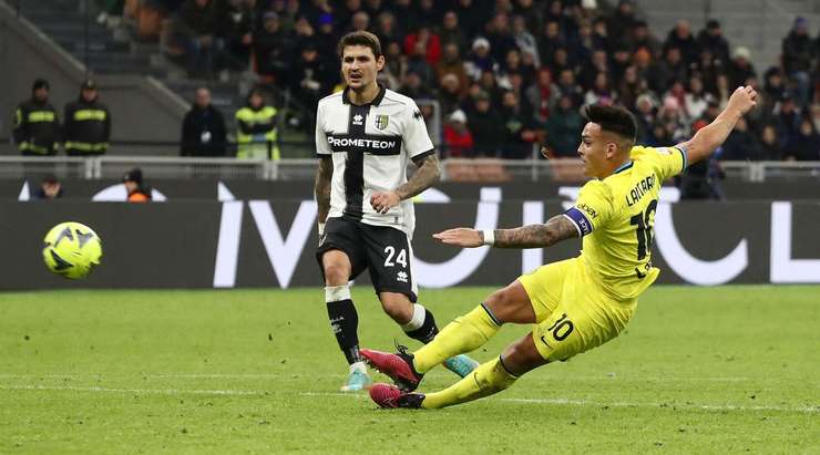 Vào! Lautaro Martinez (Inter) đón bóng bật ra và từ rìa vòng cấm, anh ấy tung một cú sút đi vào phía trong cột dọc bên phải. Tỉ số là 1:1.