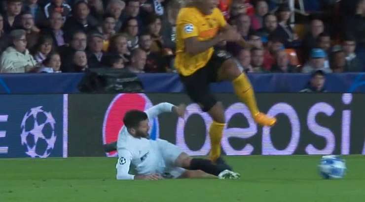 Một chiếc thẻ vàng xứng đáng. Cú tắc bóng của Jose Gaya (Valencia) là khá thô bạo và trọng tài Istvan Kovacs đã không do dự rút ra một chiếc thẻ vàng cho anh ấy.