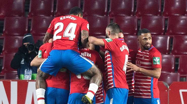 Darwin Machis (Granada CF) đón đường treo bóng vào từ quả phạt góc và tung một cú sút về phía khung thành. Nỗ lực của anh đã đánh bại thủ môn và đưa bóng vào góc thấp bên trái!