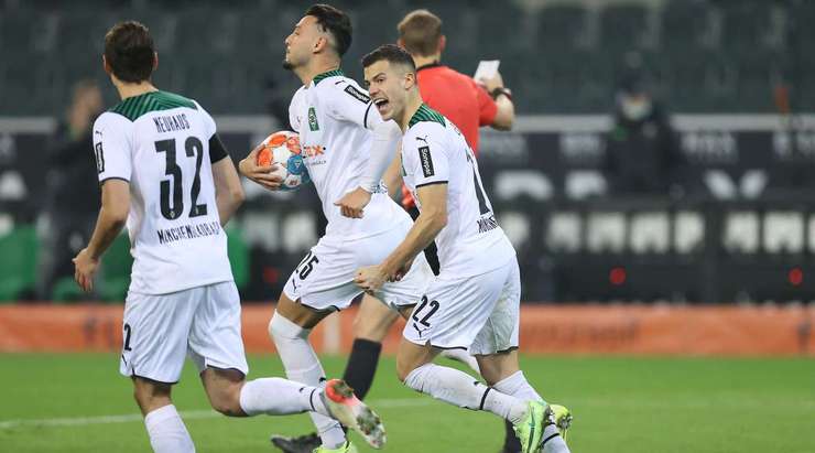 Ramy Bensebaini (B. Monchengladbach) bình tĩnh thực hiện quả phạt đền và anh đánh bại thủ môn với một cú sút chuẩn xác vào góc thấp bên trái.