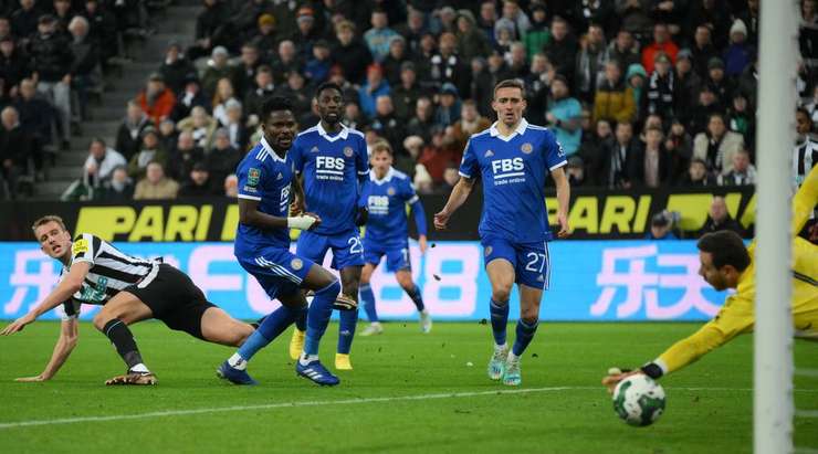 Dan Burn (Newcastle Utd) kết thúc nỗ lực đi bóng đẹp mắt của mình với một cú sút xuất sắc từ trong vòng cấm. Bóng đi vào góc thấp bên phải khung thành và Danny Ward chỉ có thể vào lưới nhặt bóng. Tỉ số là 1:0.