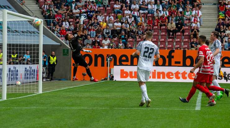 Vincenzo Grifo (Freiburg) tung một cú sút tên lửa đẹp mắt từ quả đá phạt từ xa. Bóng đi vào góc cao bên trái khung thành, đánh bại thủ môn. Một cú đá phạt hoàn hảo mà chắc chắn là cầu thủ này đã phải vất vả khổ luyện mới có thể thực hiện được. Tỉ số là 0:2.