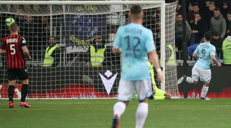 Vào! Wissam Ben Yedder (Monaco) rê bóng vào vòng cấm và anh ấy lốp bóng qua thủ môn một cách hoàn hảo và vào lưới. Anh ấy đã không thể làm gì để ngăn chặn pha lốp bóng tinh quái đó. 0:1.