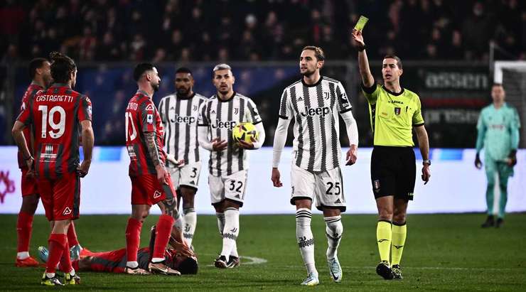 Adrien Rabiot (Juventus) nhận một chiếc thẻ vàng.
