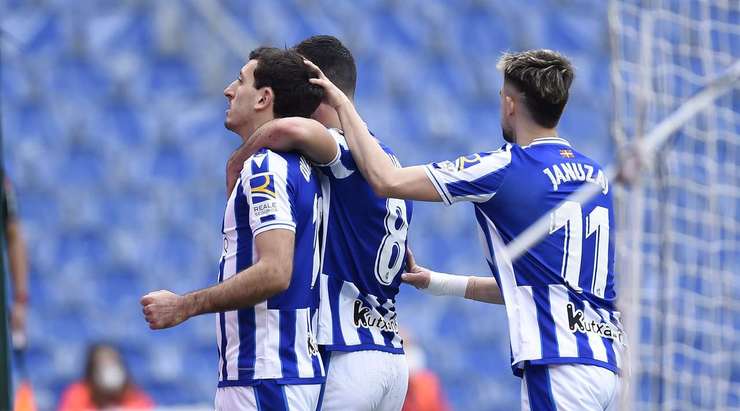 Vào! Mikel Oyarzabal (Real Sociedad) giành chiến thắng trên chấm phạt đền bằng một cú sút không thể cản phá, vượt qua tầm với của thủ môn Jeremias Ledesma vào góc thấp bên trái.