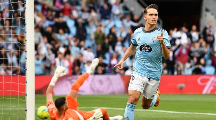 Vào - 1:0! Iago Aspas chuyền bóng như đặt cho Denis Suarez (Celta Vigo), người có một cú sút từ cự ly gần vào góc cao bên trái khung thành, đánh bại thủ môn.
