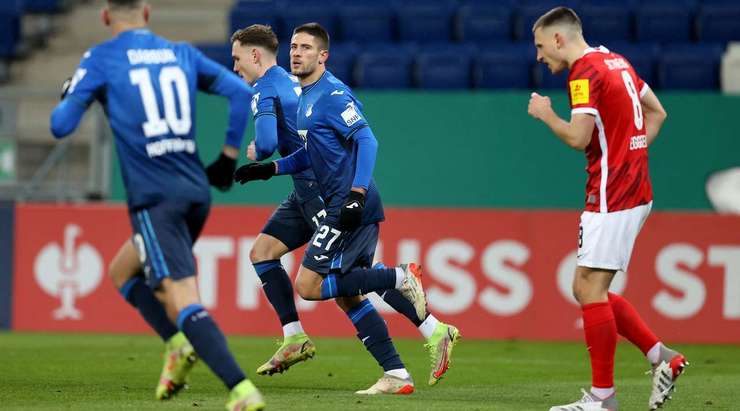 Đây là một ví dụ về việc may mắn không đứng về phía bạn. Nico Schlotterbeck (Freiburg) ghi bàn, nhưng không may cho anh ấy, đó là bàn phản lưới nhà!