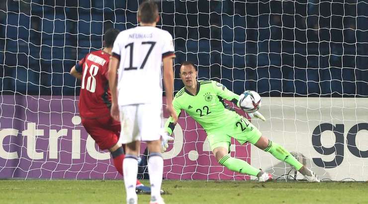 Vào! Henrikh Mkhitaryan (Armenia) sút bóng vào chính giữa khung thành, vượt qua tầm với của thủ môn Marc-Andre ter Stegen đã lỡ trớn.