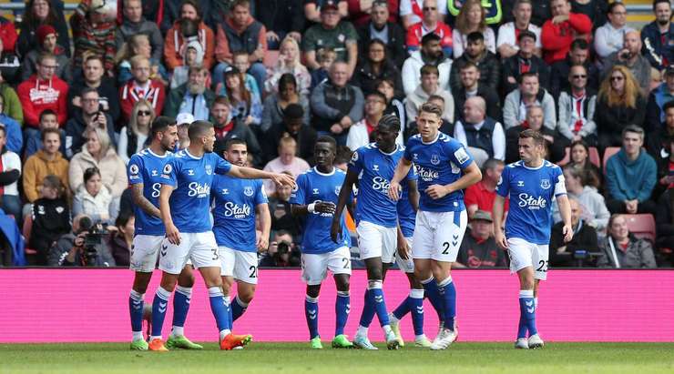 Vào! Amadou Onana đón quả đá phạt và đánh đầu vào hướng di chuyển của Conor Coady (Everton), người đã không mắc một sai lầm nào để đưa bóng vào lưới. 1:1.