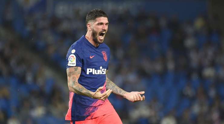 Một khoảnh khắc đẹp mắt! Rodrigo de Paul (Atl. Madrid) lấy bóng và tung một cú sút mạnh từ xa. Đó là một quyết định sáng suốt và pha dứt điểm vừa rồi đã đi thẳng vào góc cao bên trái khung thành. Thủ môn Alex Remiro chỉ có thể lắc đầu trong tuyệt vọng! Tỉ số đã được nâng lên 0:1.