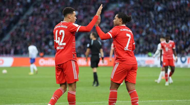 Vào! Sadio Mane kiến tạo cho Jamal Musiala (Bayern Munich) một đường chuyền tốt trong vòng cấm. Nó cho phép anh ấy dứt điểm với một cú sút hiểm hóc vào phía trong cột dọc bên trái. 0:1.
