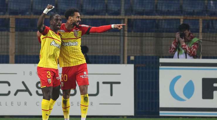 VÀO! 0:1! Seko Fofana chuyền bóng thành công cho Angelo Fulgini (Lens) ngay trong vòng cấm. Cầu thủ này nhận ra thủ môn Benjamin Lecomte đang đứng ở khá xa khung thành và bấm bóng vào lưới. Một pha lốp bóng rất tinh quái.