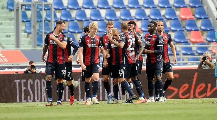 Mattias Svanberg (Bologna) đón đường chuyền từ đồng đội và ở vào một vị trí tuyệt vời trong vòng cấm trước khi tung cú sút xuất sắc vào góc cao bên trái.