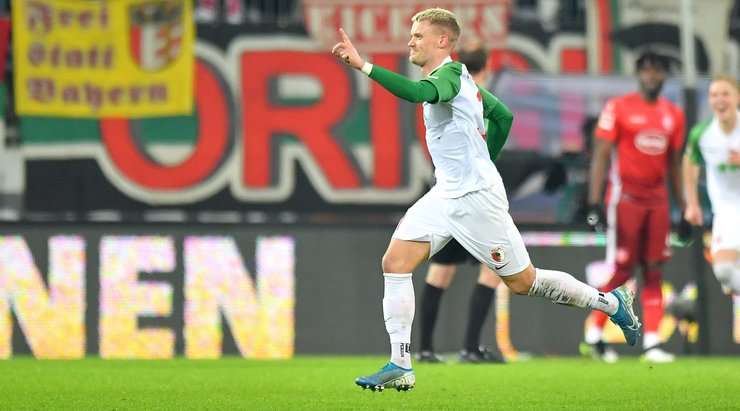 Philipp Max (Augsburg) sút bóng từ một quả đá phạt tầm xa và đó là một cú sút với quỹ đạo rất khó lường. Bóng đổi hướng khi đang bay về phía khung thành khiến cho thủ môn mắc sai lầm và phải vào lưới nhặt bóng.