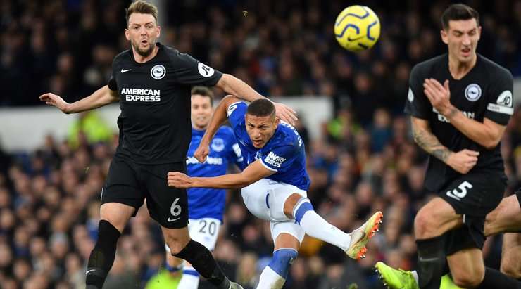 Một đường chuyền được Richarlison (Everton) khống chế gọn gàng. Anh ấy tung một cú sút từ rìa vòng cấm, nhưng nỗ lực của anh đã đi vọt xà ngang. Bóng đã đi hết đường biên ngang và Brighton sẽ có một quả phát bóng lên.