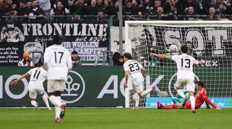 Vào! Alassane Plea kiến tạo cho Jonas Hofmann (B. Monchengladbach) người đệm bóng vào lưới trống. Anh ấy thay đổi tỉ số thành 2:1.