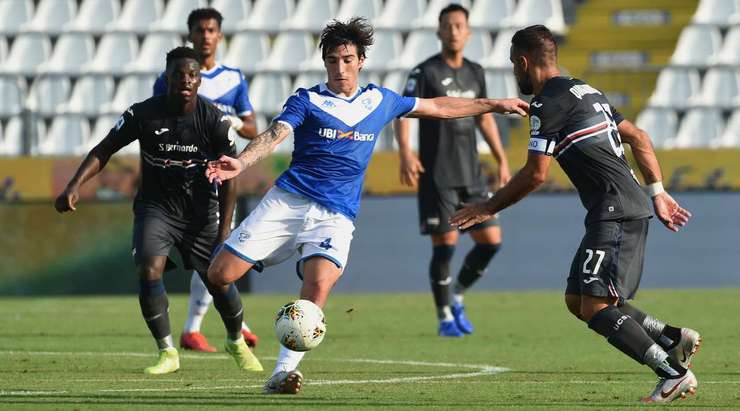 Sandro Tonali (Brescia) thử vận may với một cú sút xa, nhưng bóng đã bị chặn bởi một hậu vệ.