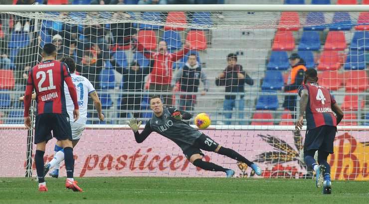 Vào! Ernesto Torregrossa (Brescia) sút bóng vào góc thấp bên phải khung thành, vượt qua tầm với của Lukasz Skorupski dù thủ môn đã đổ người hết cỡ.