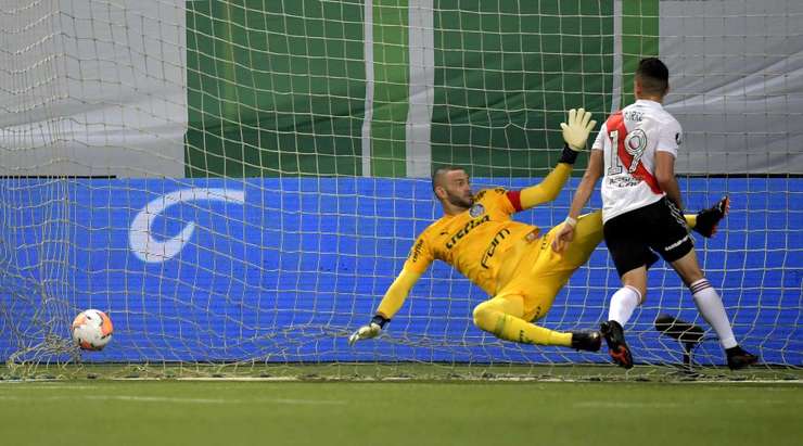 Rafael Borre (River Plate) đón được quả tạt chuẩn xác của đồng đội và anh đánh đầu hiểm hóc vào phía trong cột dọc bên trái. Thủ môn đã không có chút cơ hội cản phá nào.