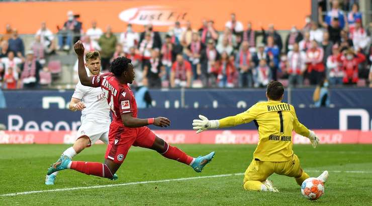 Jan Thielmann (Köln) nhận một đường chuyền sát thủ, đặt anh vào thế đối mặt với thủ môn và anh đã bình tĩnh đưa bóng vào lưới.
