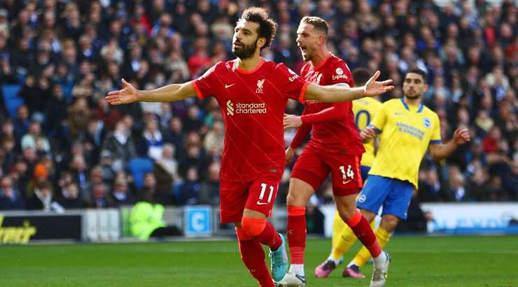 Vào! Mohamed Salah (Liverpool) sút bóng vào chính giữa khung thành, vượt qua tầm với của thủ môn Robert Sanchez đã lỡ trớn.
