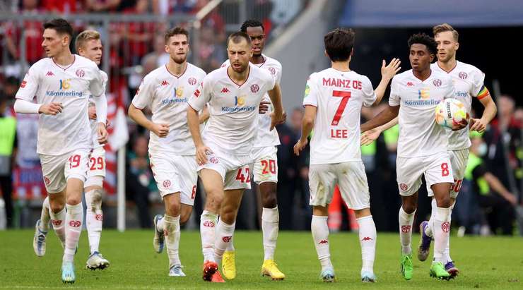 Silvan Widmer (Mainz) đón quả phạt góc và thể hiện khả năng săn bàn của mình với một cú đánh đầu lạnh lùng từ cự li gần vào góc trái cầu môn. Tỉ số là 3:1.