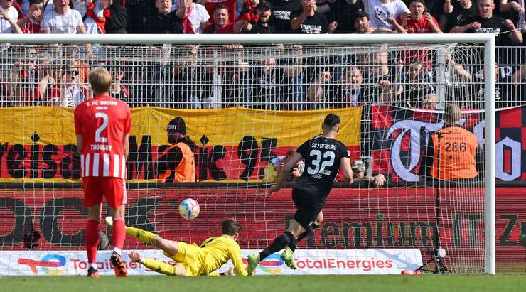 Vào! Vincenzo Grifo (Freiburg) giành chiến thắng trên chấm phạt đền bằng một cú sút chìm không thể cản phá, vượt qua tầm với của thủ môn Frederik Ronnow vào giữa khung thành.